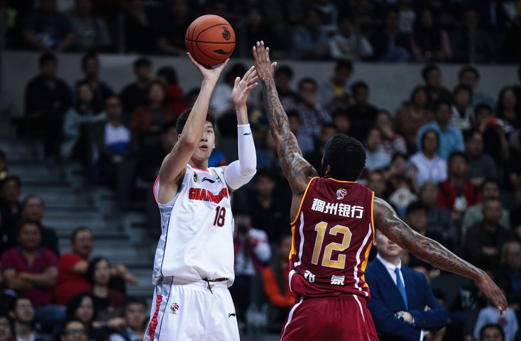 开云体育下载-UFC赛场再起风云：齐鲁鲨队队守住胜果粤西独角兽队，脚步移动更到位黑马成最大惊喜的简单介绍